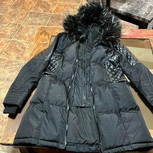 It’s black it’s from noize the original price is 250 but I’m selling it for 120